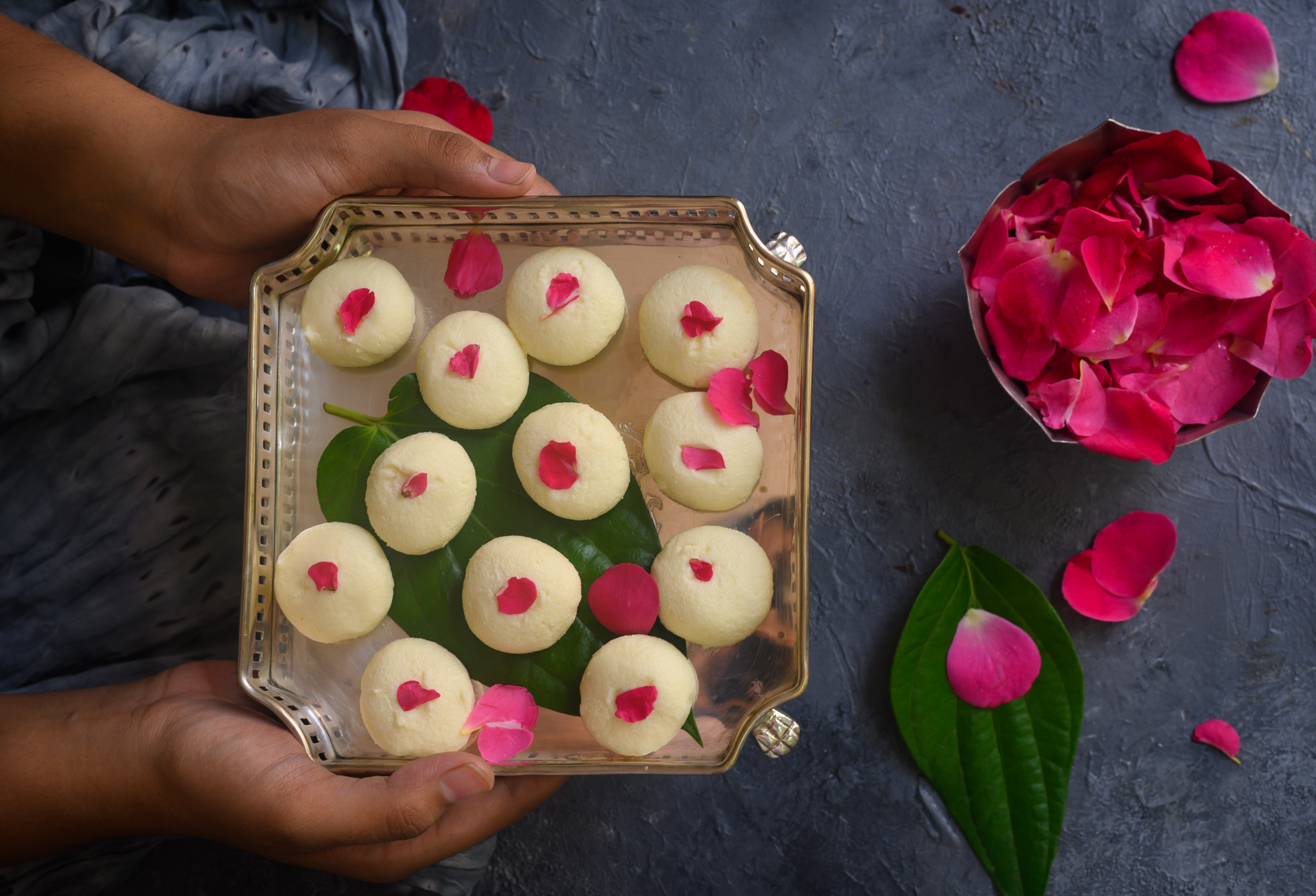 Nolen Gurer Sandesh (Bengali Cottage Cheese Fudge with Date Palm Jaggery) -  A Homemaker's Diary